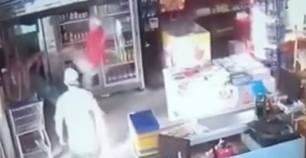 Captura de un video en el que un hombre descalzo recibe una descarga eléctrica de un refrigerador