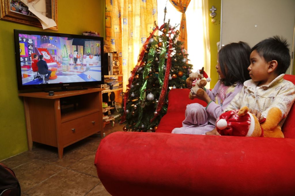 niños viendo a Chabelo en la televisión