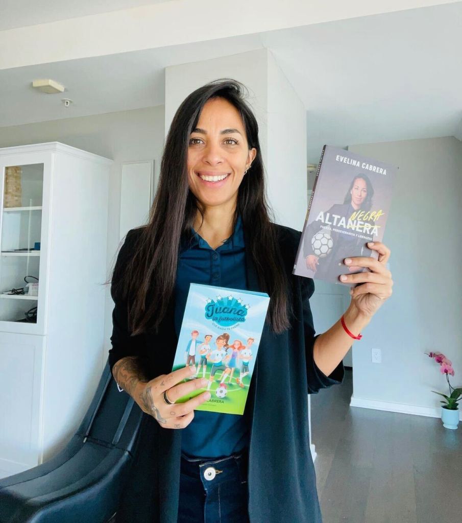 'Alta negra' y 'Juana, la futbolista', libros de Evelina Cabrera