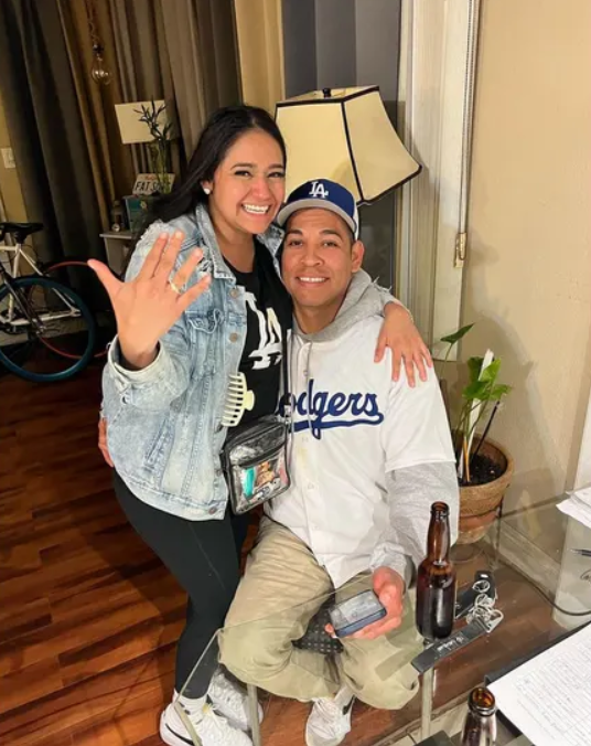 Fan de los Dodgers recibió el sí tras ser tacleado en la pedida de matrimonio