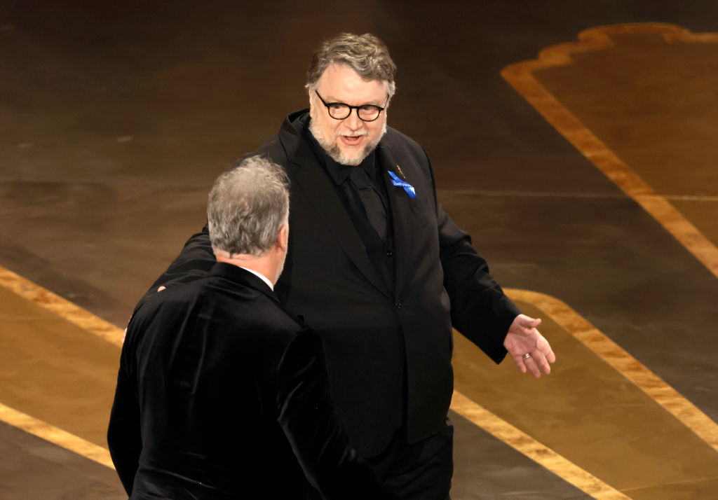 ¿Qué significa el moño azul que Guillermo del Toro usó en los Oscar 2023?