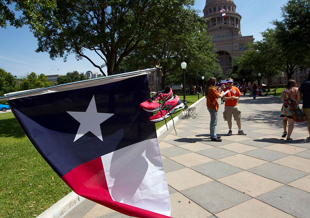 Hombre demanda a tres mujeres en Texas por ayudar al aborto de su novia