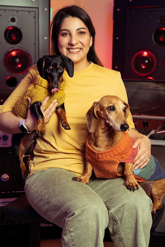 Idania Valencia en el estudio con sus perritos 