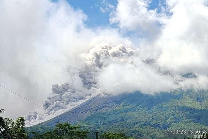 Las impresionantes imágenes de la erupción del volcán Merapi en Indonesia