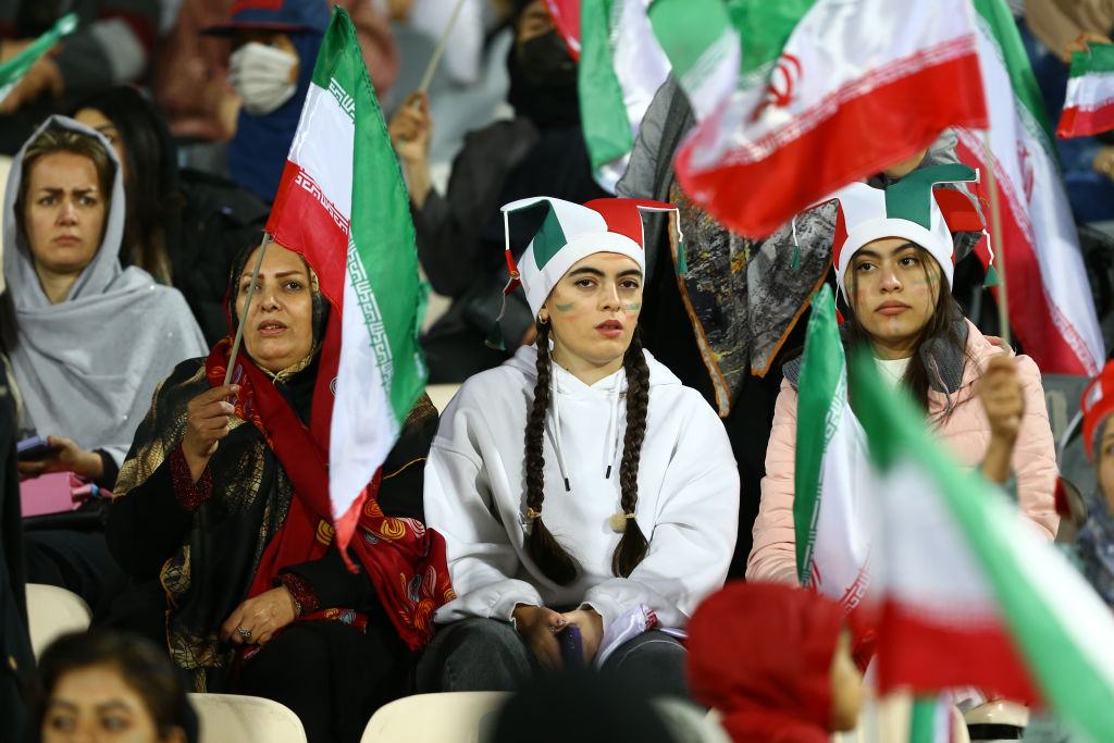 Irán vs Rusia: Así fue el regreso de las mujeres a un estadio iraní después de Qatar 2022