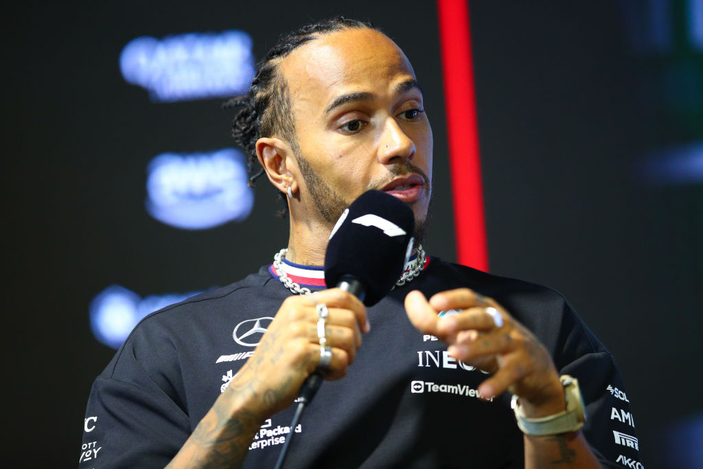 La frustración de Lewis Hamilton al ver el auto de Mercedes por primera vez: "Todos necesitamos una patada"