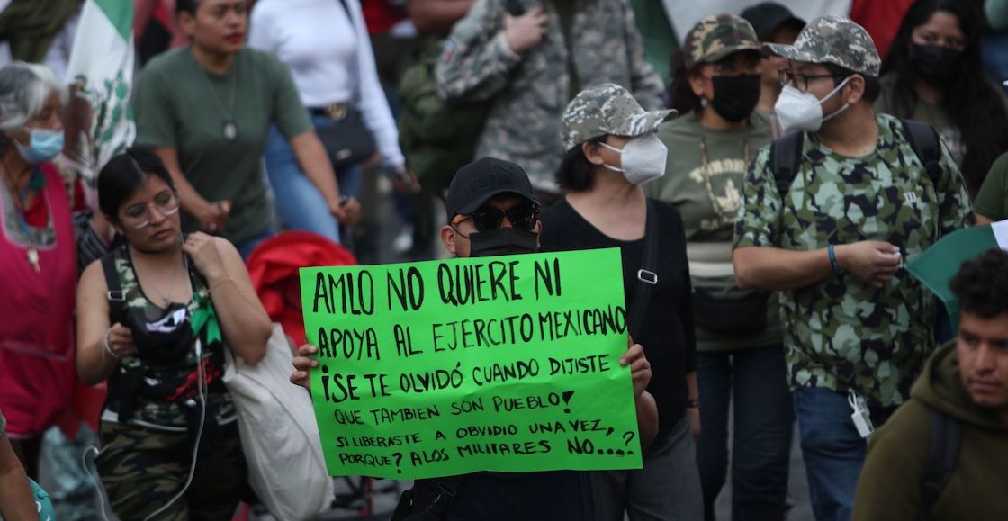 Decenas de personas en su mayoría familiares de militares protestaron para mostrar su apoyo a los militares y pedir mayores beneficios y sueldos para los mismos. El contingente salió del Ángel de la independencia y llegó hasta el Zócalo Capitalino.