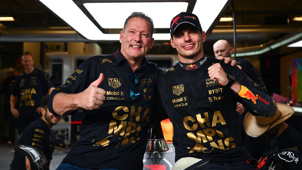 Max Verstappen defiende a su papá por no festejar con Checo Pérez en Arabia