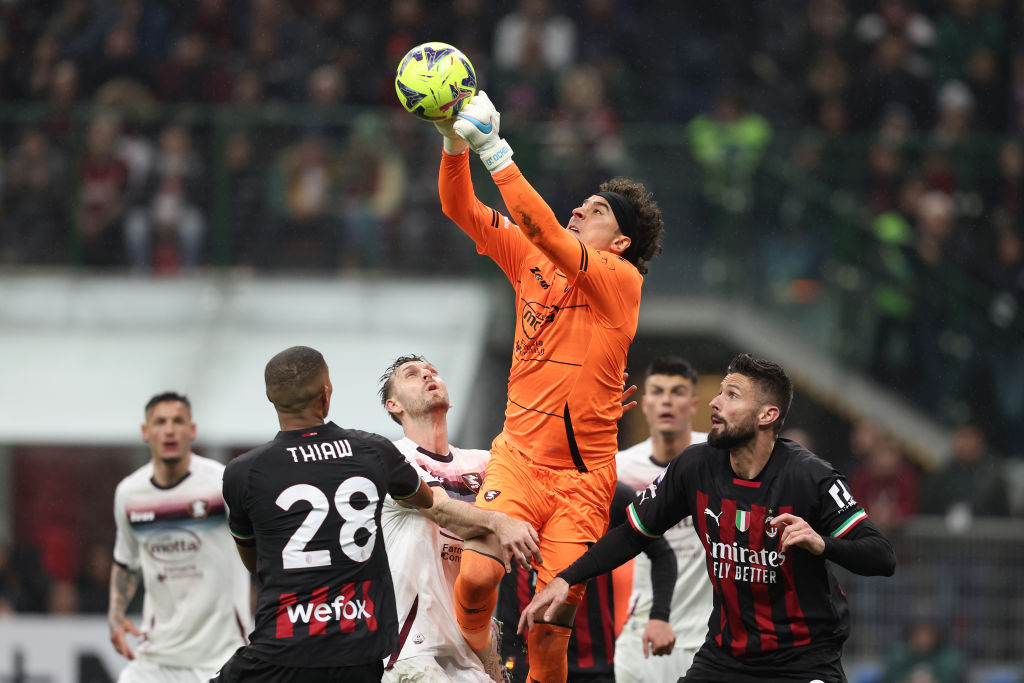 Las heroicas atajadas de Memo Ochoa en el empate entre Milan y Salernitana