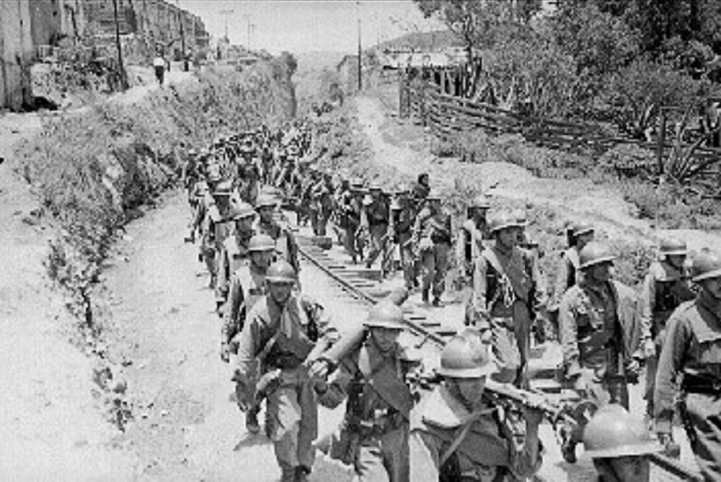 Soldados mexicanos preparándose para la Segunda Guerra Mundial.
