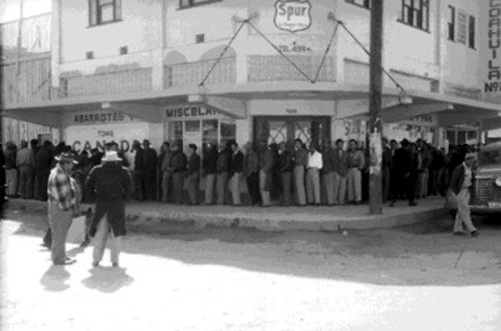 Hombres votando en 1942.