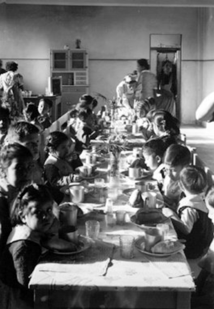 Niños comiendo en 1940.