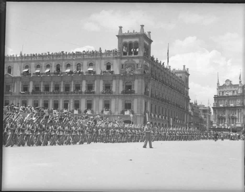 Soldados en el Zócalo en 1942.