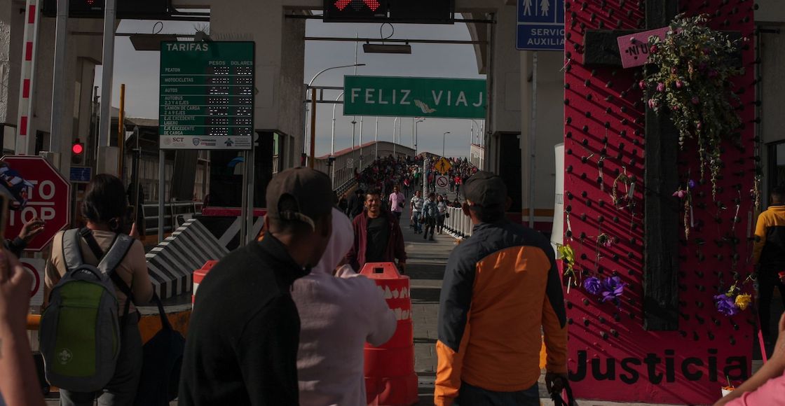 Un grupo numeroso de migrantes de diversas nacionalidades intentó cruzar la frontera entre EUA y México en Ciudad Juárez.