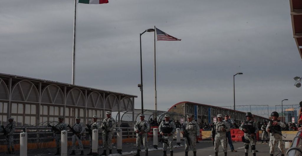 Un grupo numeroso de migrantes de diversas nacionalidades intentó cruzar la frontera entre EUA y México en Ciudad Juárez.