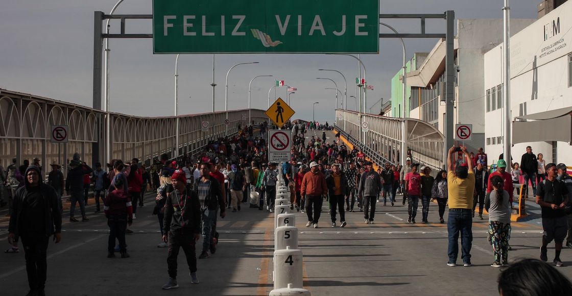 Un grupo numeroso de migrantes de diversas nacionalidades intentó cruzar la frontera entre EUA y México en Ciudad Juárez.