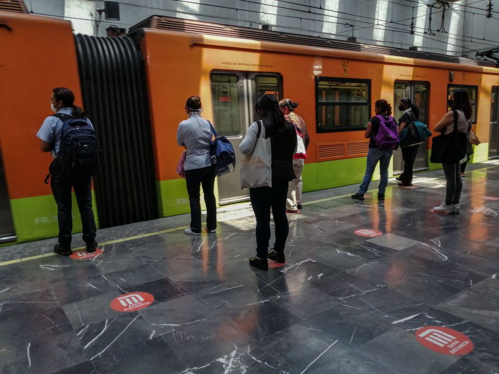 Mujer critica a joven por su forma de vestir en el Metro de CDMX