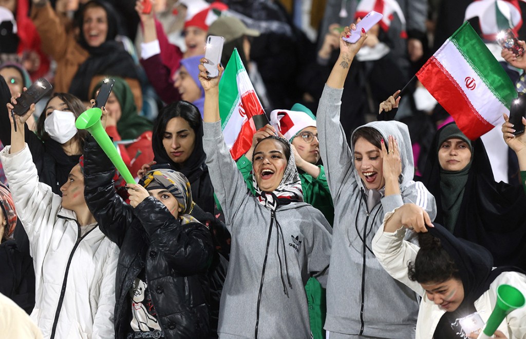 Irán vs Rusia: Así fue el regreso de las mujeres a un estadio iraní después de Qatar 2022