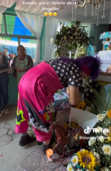 Payaso llora al saber que lo contrataron para el funeral de un niño