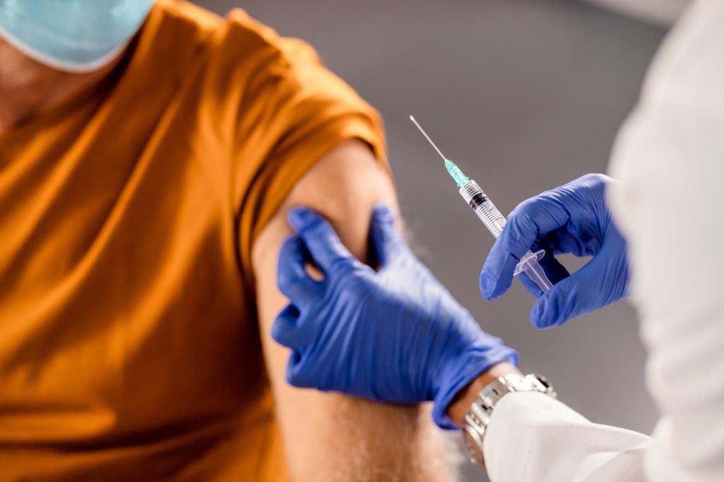Una persona recibe la vacuna contra el virus de la influenza
