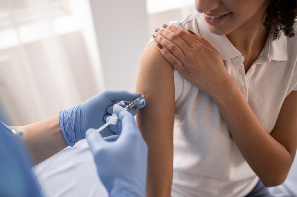 Mujer recibiendo una vacuna