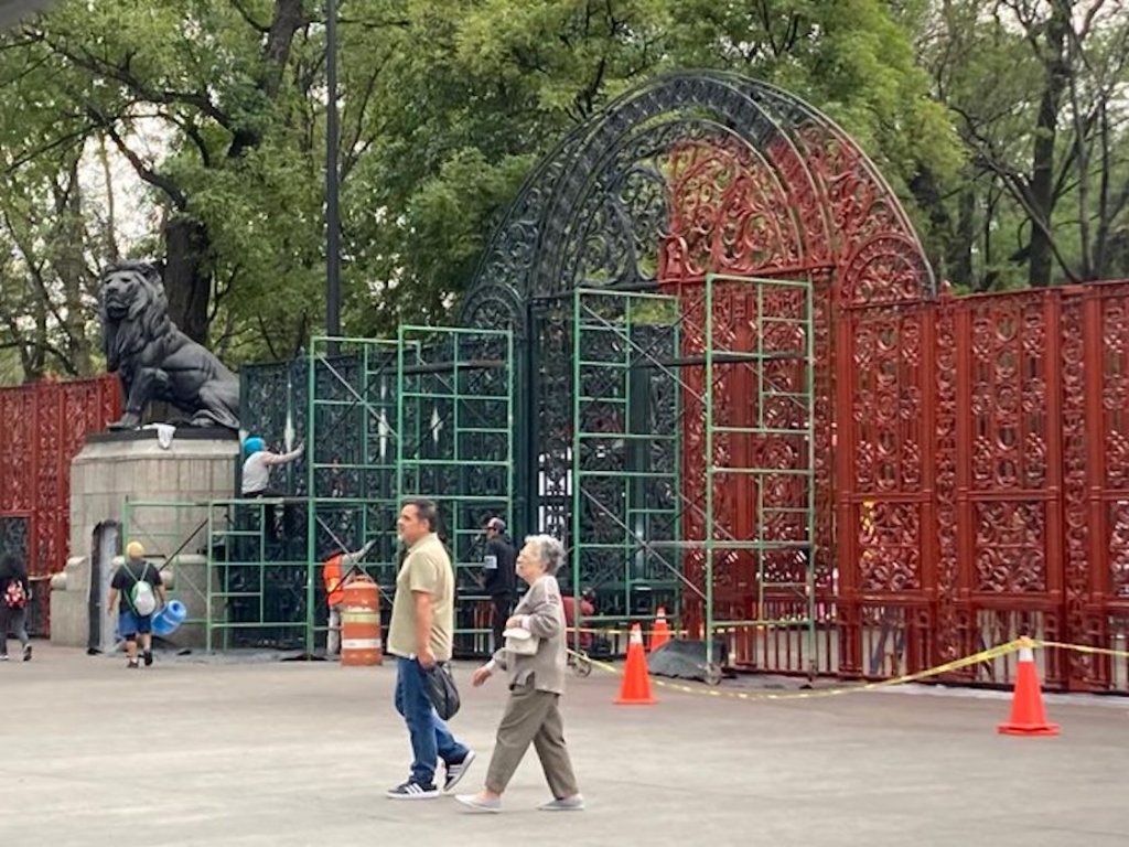 La Puerta de los Leones de Chapultepec tendrá pintura roja?