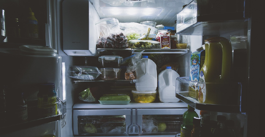 Un refrigerador abierto en la cocina