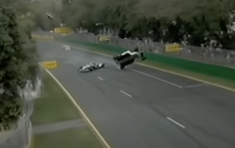 El auto del piloto canadiense se elevó tras tocar a Ralf Schumacher
