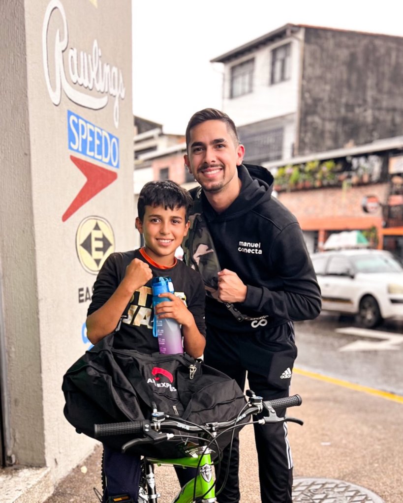 El conmovedor gesto del 'Canelo' Álvarez con un niño que limpiaba parabrisas para ser boxeador
