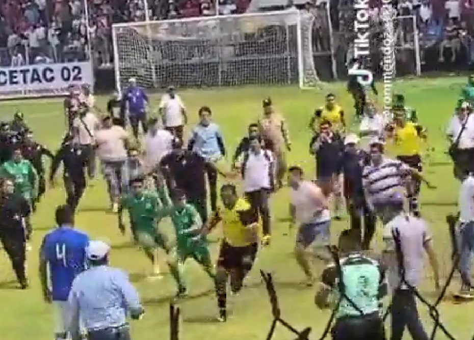 Video: La agresión al árbitro Roberto García Orozco en un torneo amateur