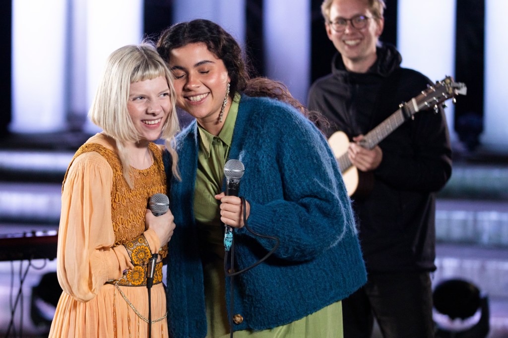 ¡Aurora y Silvana Estrada estrenan una nueva versión de "Cure For Me" grabada en la CDMX!