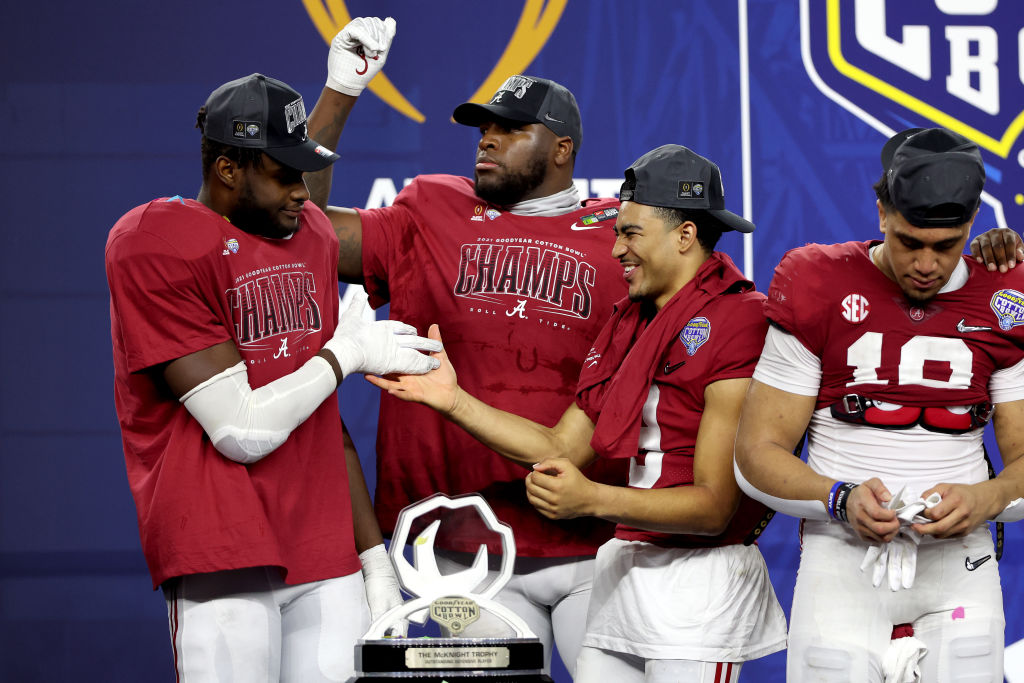 Bryce Young junto a sus compañeros, celebrando la victoria en el Cotton Bowl