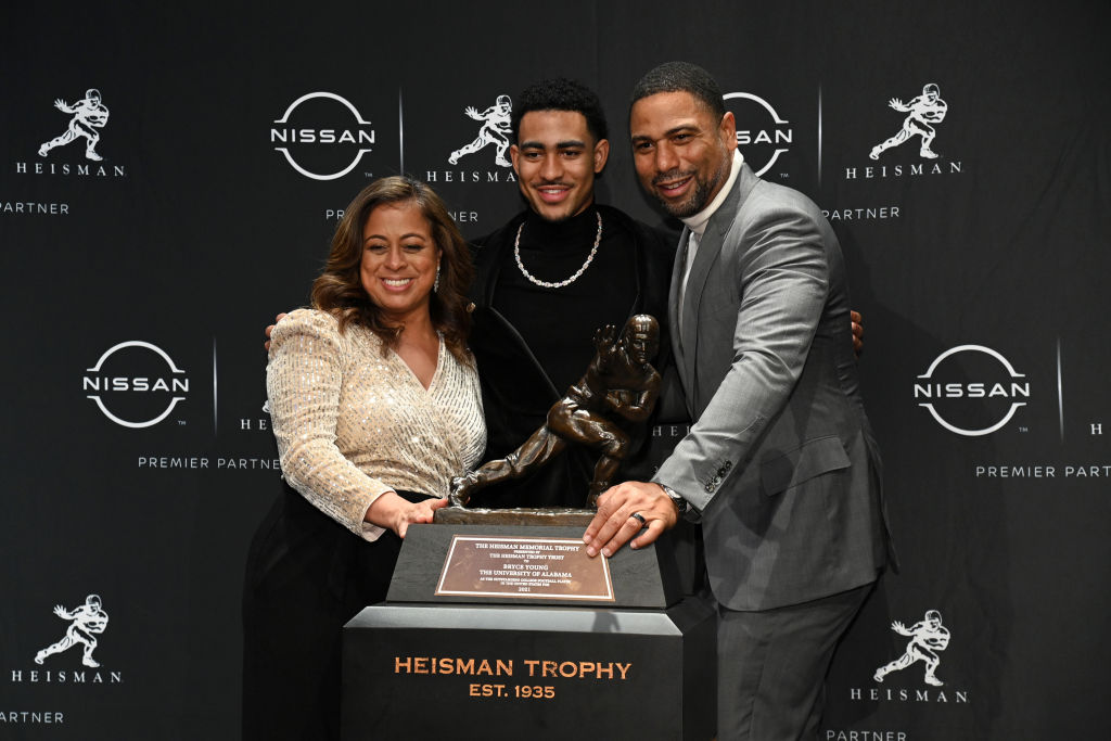 Bryce Young junto a sus padres en la entrega del Trofeo Heisman