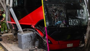 Metrobús choca contra un árbol en Insurgentes y deja 20 heridos