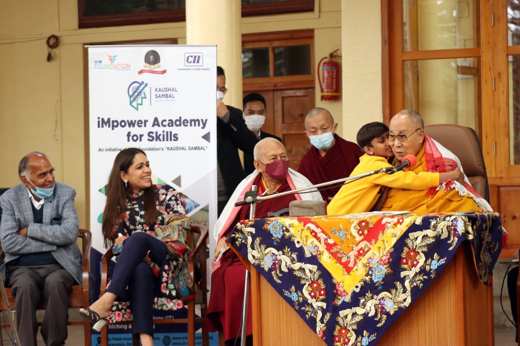 La polémica del Dalai Lama por intentar besar a un niño en la India