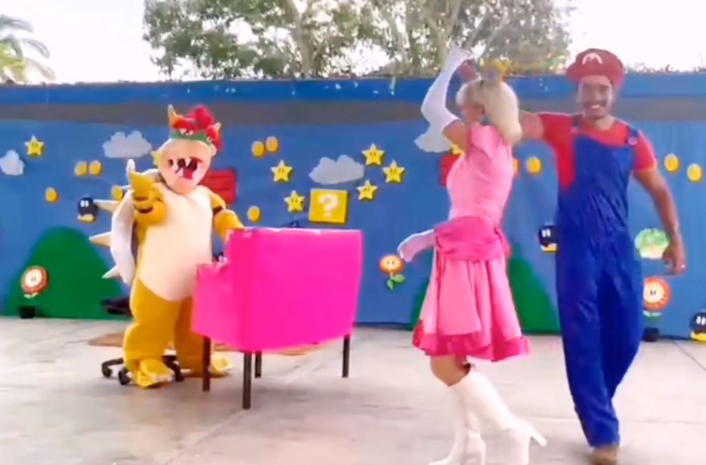 Directora de primaria se vuelve viral por su forma de interpretar a Bowser cantando ‘Peaches’