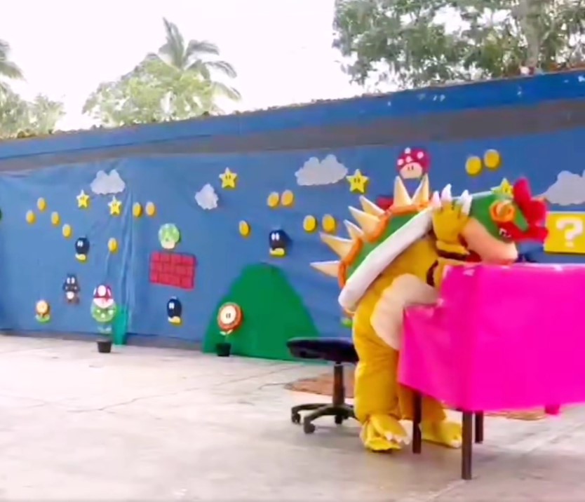 Directora de primaria se vuelve viral por su forma de interpretar a Bowser cantando ‘Peaches’