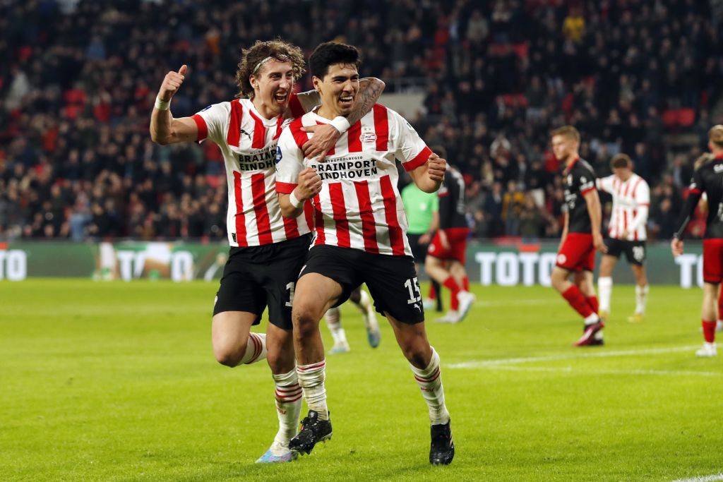 Fabio Silva celebra el gol de Erick Gutiérrez