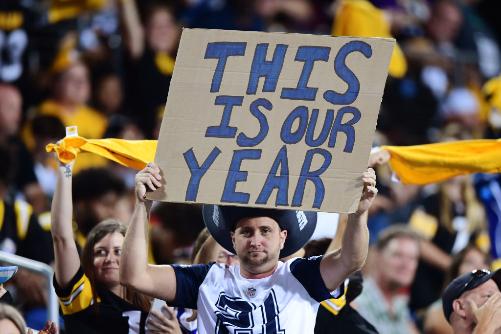 Fans de los Cowboys de NFL con un letrero que dice: "Este año es el bueno", aunque no lo ha sido en más de 20 años
