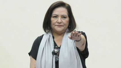 Guadalupe Taddei, nueva consejera presidenta del INE, rinde protesta durante la sesión.