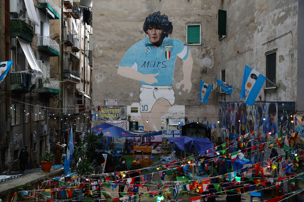 Otra vista del mural de Maradona en Nápoles