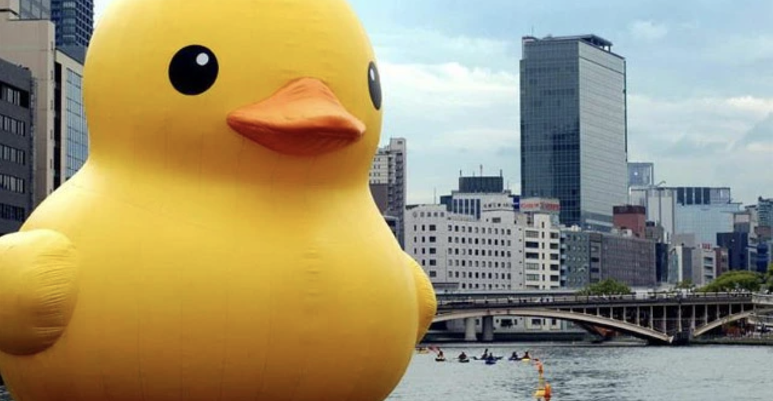 La venganza del Pato de Hule Gigante Regresa 10 años después de que lo
