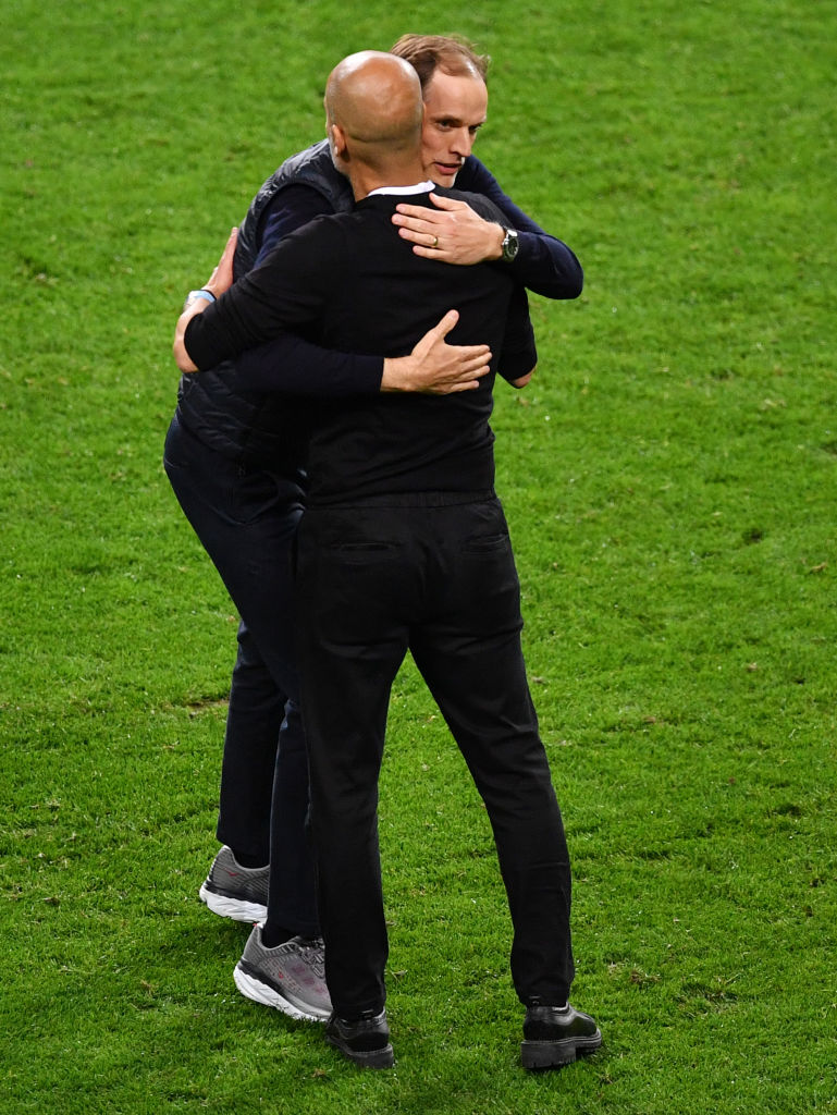 Un abrazo recurrente en el futbol europeo