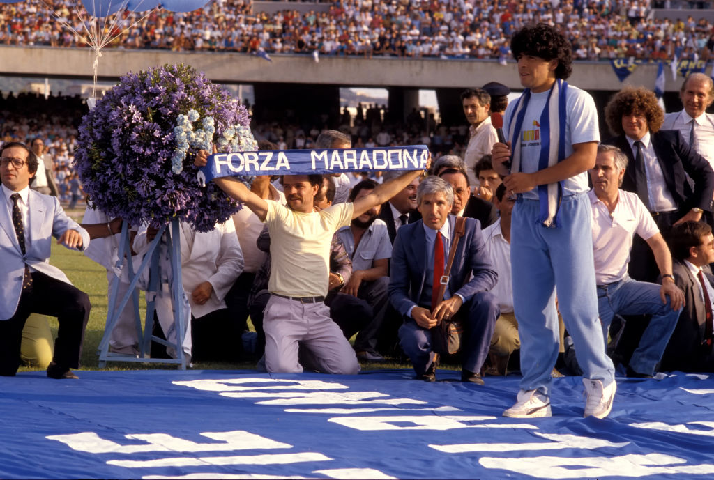 El día de la presentación de Maradona con el Napoli