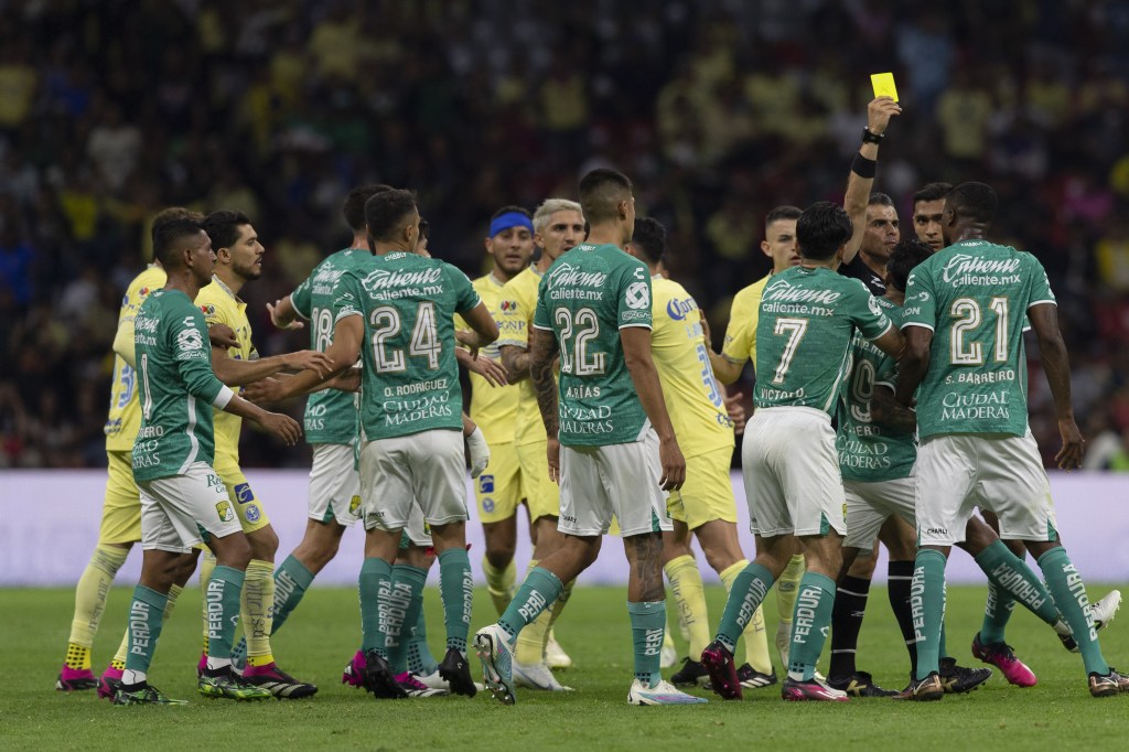 ¿Por qué es justa la sanción de 12 partidos al árbitro Fernando Hernández tras agredir a jugador de León?