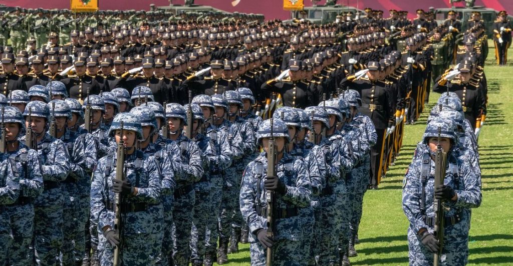 Elementos de la Guardia Nacional formados con sus armas.