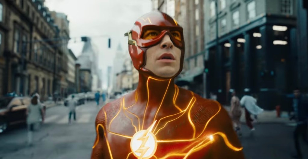 Ezra Miller y Michael Keaton se unen para cambiar las cosas en el nuevo tráiler de 'The Flash'