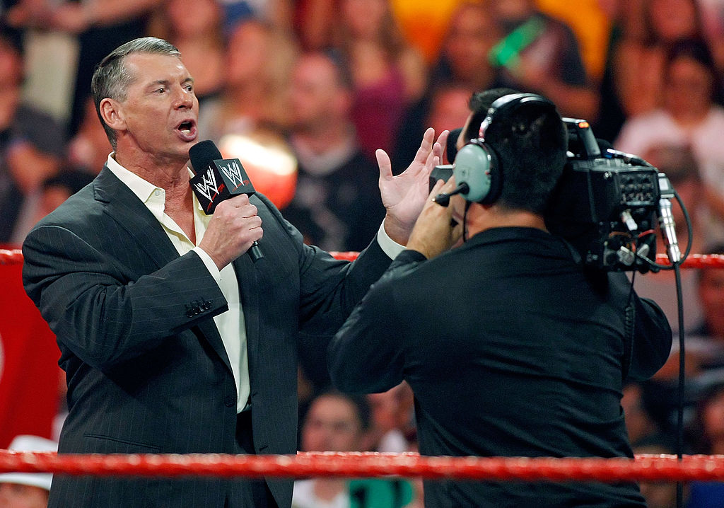 Vince McMahon durante un programa en Raw