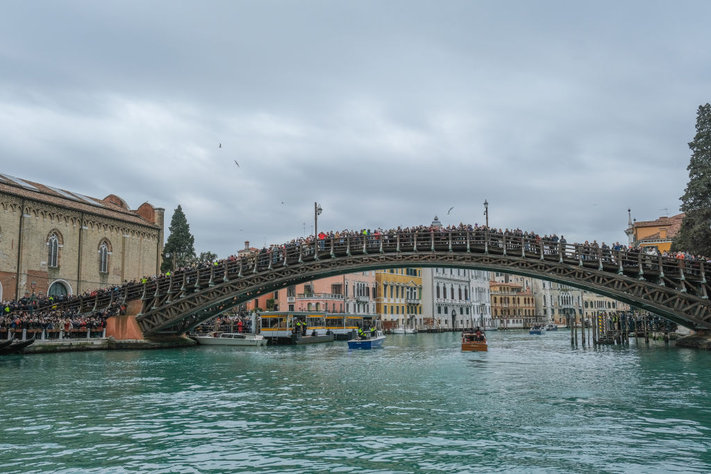 ¡Oh no! El agua del Gran Canal de Venecia se pintó de verde 