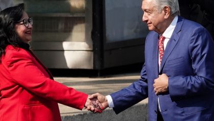 Andrés Manuel López Obrador saluda a Norma Lucía Piña previo a la representación de la Marcha de la Lealtad